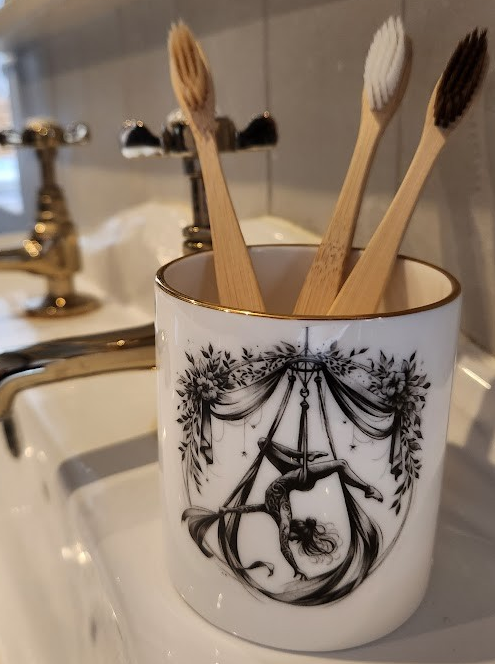 'Acrobelle' Candle Pot